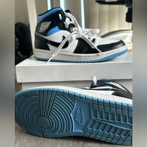 NIKE Jordan 1 Mid (university blue) WOMENS 7.5/ KIDS 5.5 - Picture 1 of 3